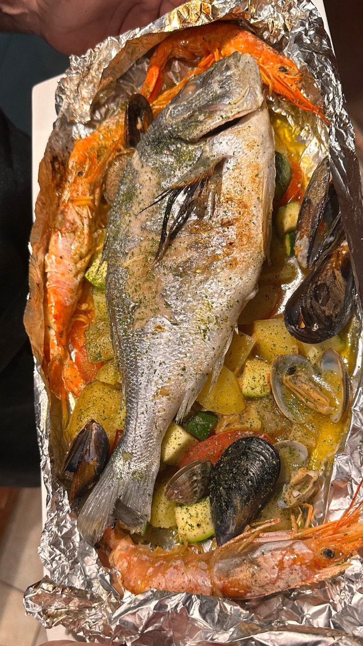 Pesce al cartoccio con verdure di stagione