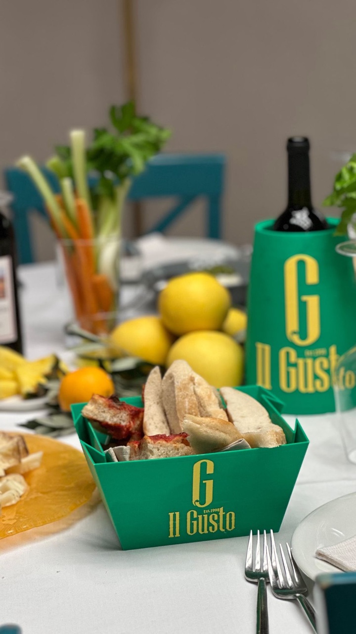 Pane fresco servito nei cestini de Il Gusto
