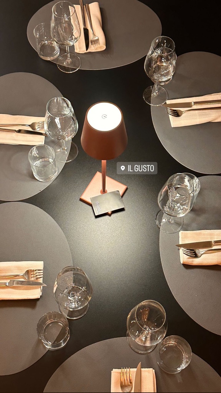 Sala de Il Gusto vista dall'alto, tavoli apparecchiati