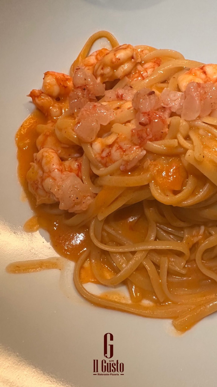 Linguine ai gamberi su piatto Il Gusto