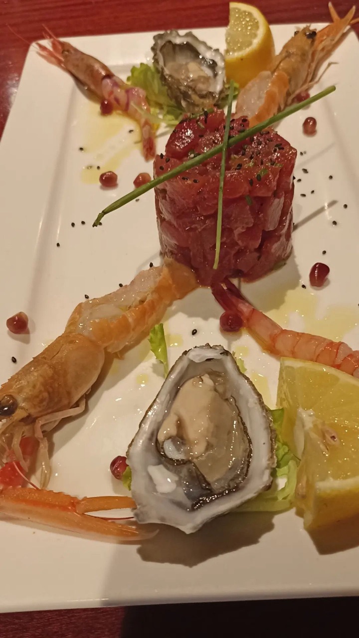 Antipasto di mare: ostriche, gamberi e tartare di tonno