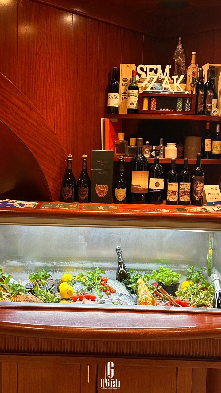 Banco del pesce fresco e scaffale dei vini