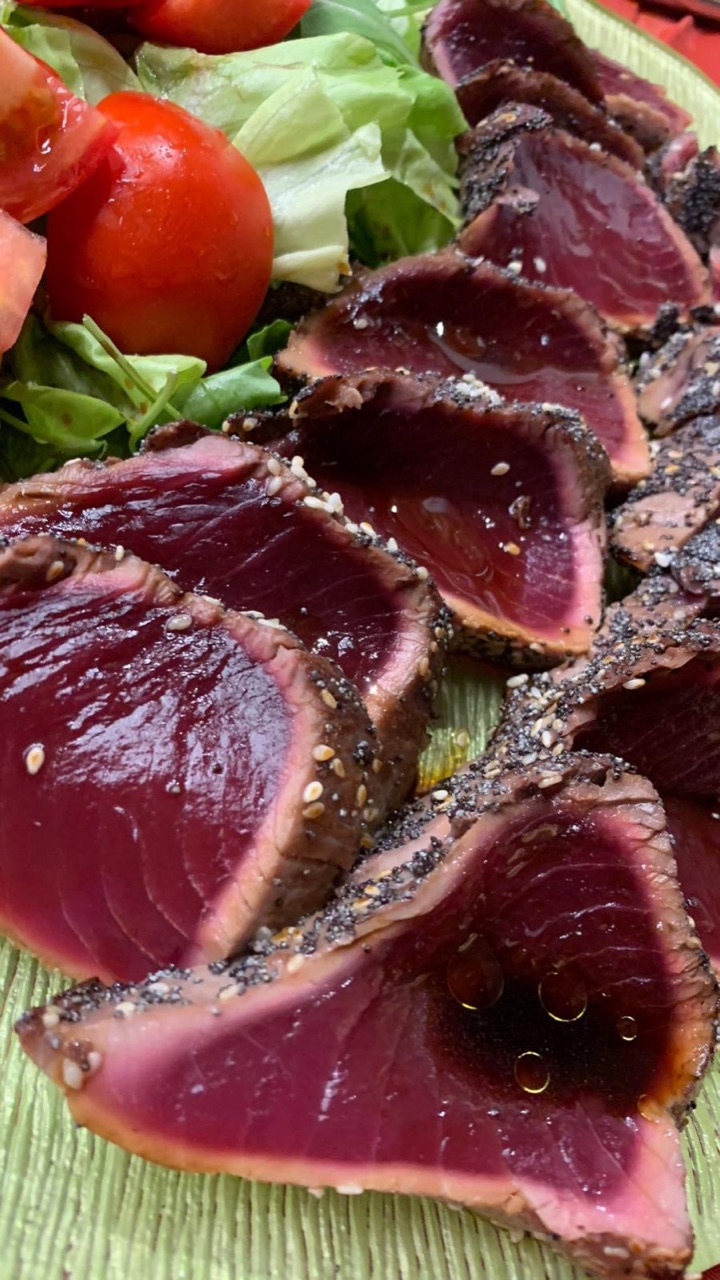 Tagliata di tonno scottata con insalata